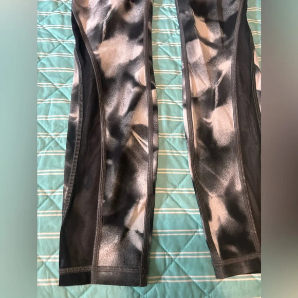 White black and grey mix fast and free Lululemon leggings size 2 - Picture 7 of 7